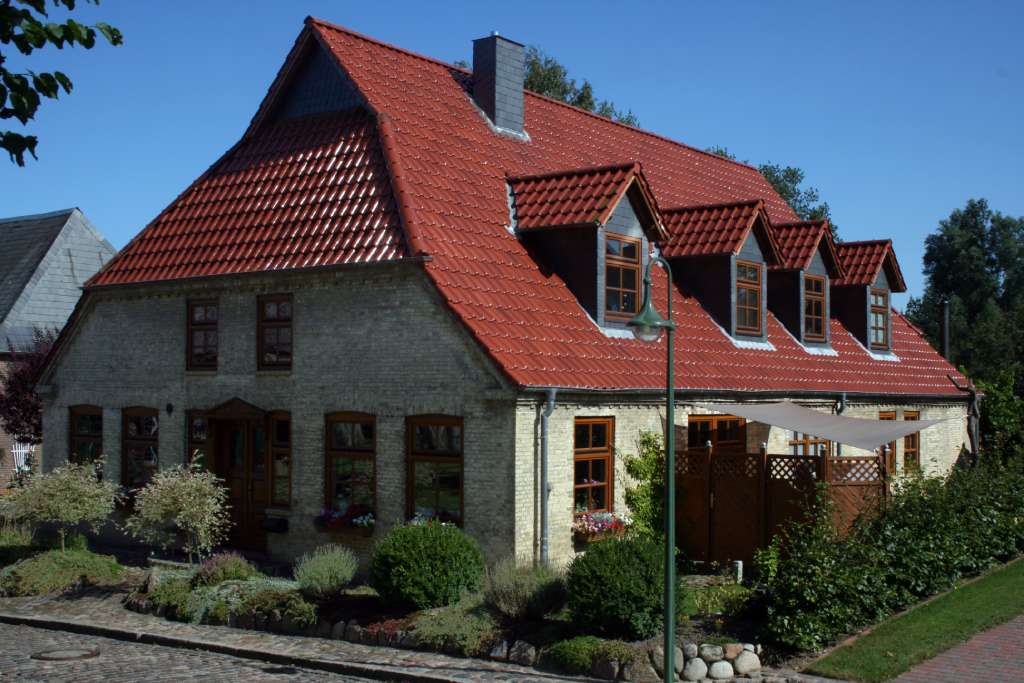 نمونه خانه ای با سقف dutch gable roof